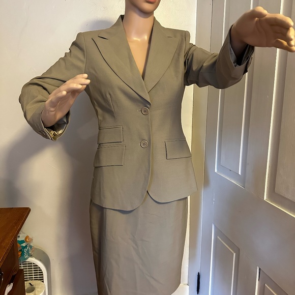 Classic Tailored Wool Blend Suit with Unique Skirt Details - SZ French 32 - Picture 1 of 16